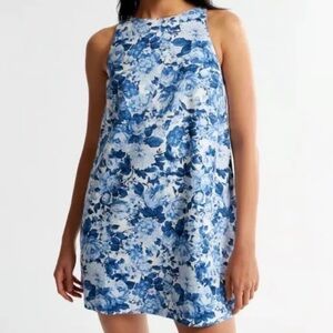 END OF SUMMER DISCOUNT 
A&F Floral Blue and White Sleeveless Dress